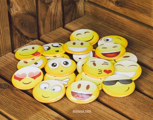 Chapas con emoticones. Pack de 20 divertidos caretos - Imagen 3