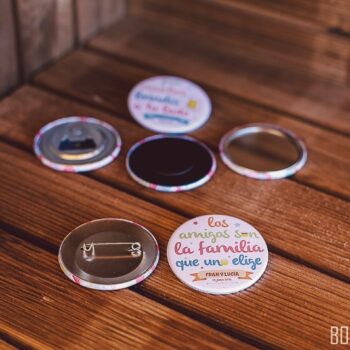 chapas-bodas-los-amigos-alfiler