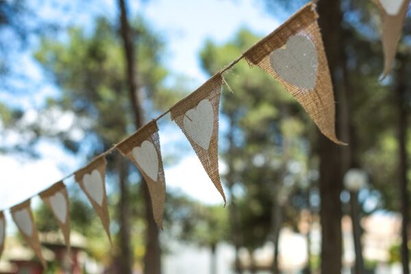 banderola-corazones-bodas-rafia4