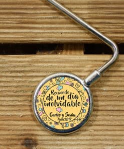 cuelgabolsos-personalizados-para-bodas-recuerdo-amarillo1