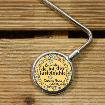 cuelgabolsos-personalizados-para-bodas-recuerdo-amarillo1