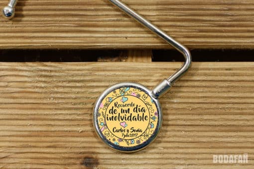 cuelgabolsos-personalizados-para-bodas-recuerdo-amarillo1