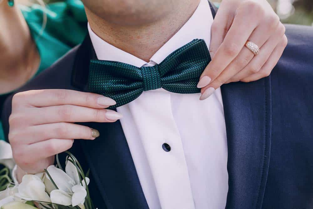 Corbata o pajarita? La guía uso de complementos para bodas