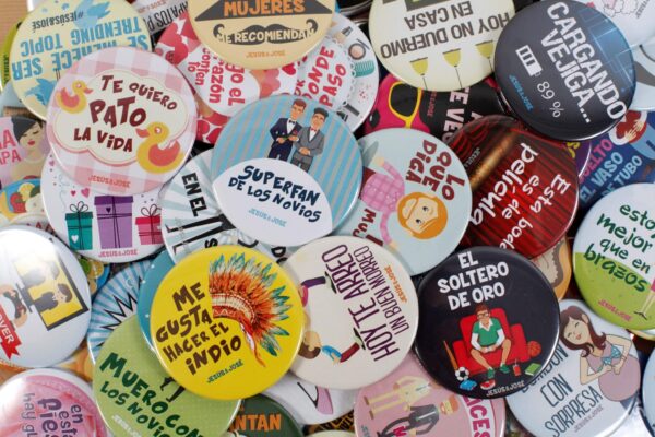 chapas-personalizadas-baratas-para-boda-gay