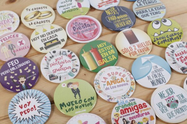 chapas-divertidas-personalizadas-para-bodas-gais